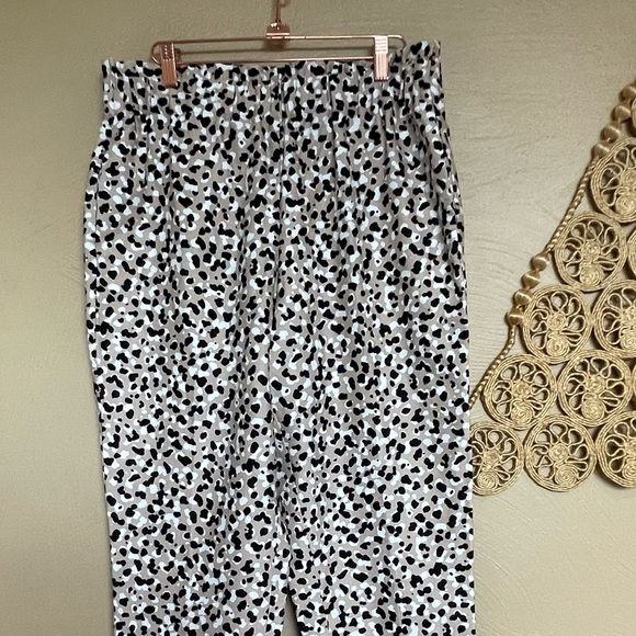 Ann Taylor Pull On Pant Leopard Print, Paper Bag Waist, Size large petite - Picture 4 of 14
